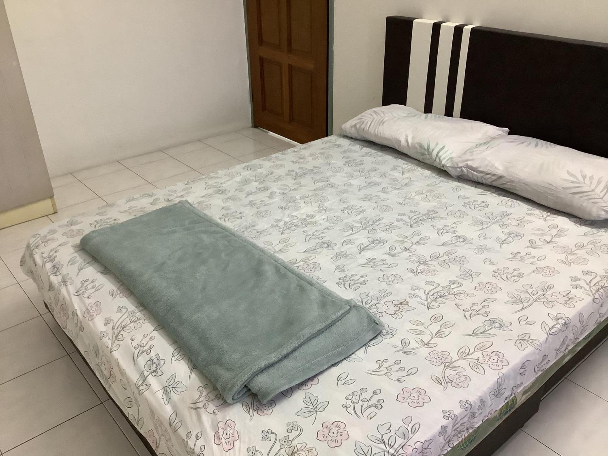 4 Bedrooms Landed House, Town Apartment